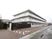 白い建物の外観