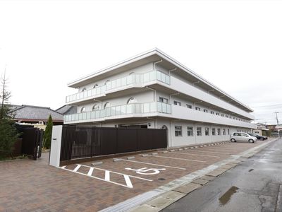 白い建物の外観