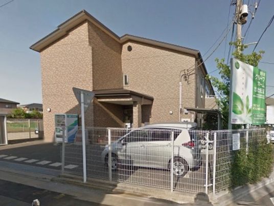 暖かみのある建物エントランス
