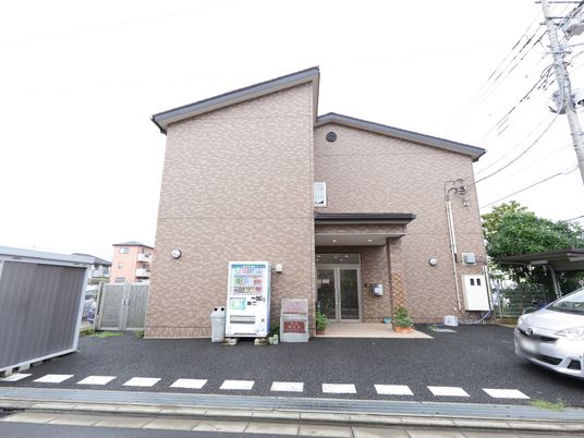 外壁が茶色の建物正面