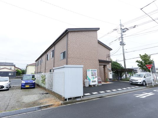 茶色の建物の外観