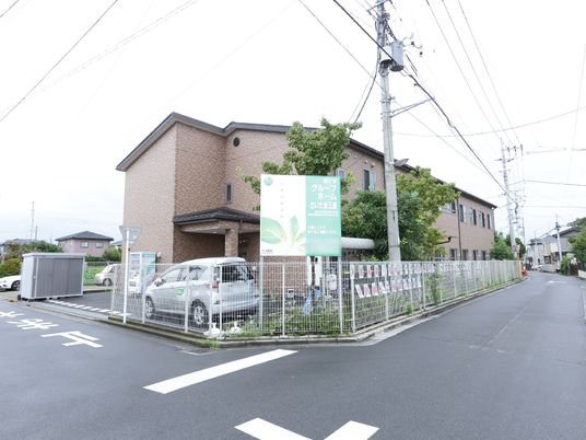 ゆったりとした外観の建物