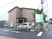 茶色の建物のエントランス