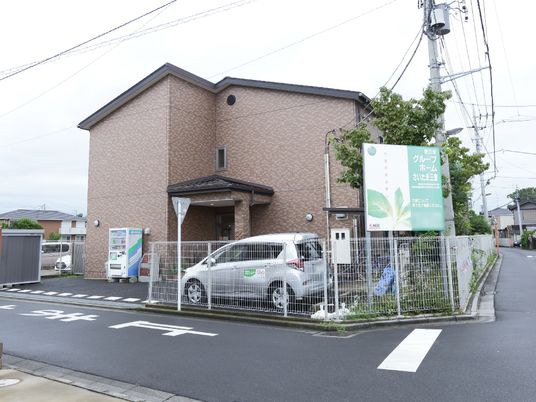茶色の建物のエントランス