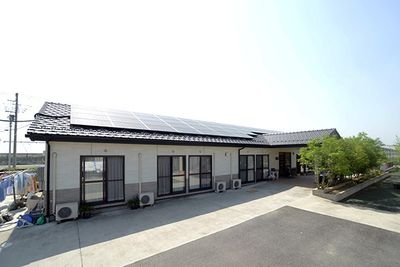 太陽光パネルと庭の外観
