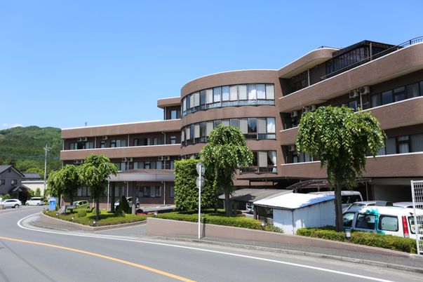 木々に囲まれた建物外観
