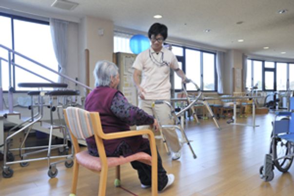明るい室内の機能訓練室   
