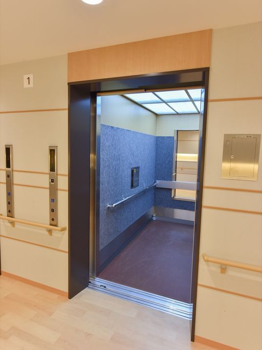 手すり付きエレベーター入口