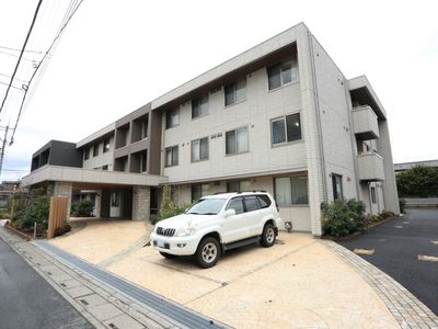 外観の建物と駐車場