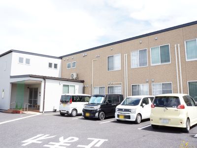 施設の駐車場とエントランス