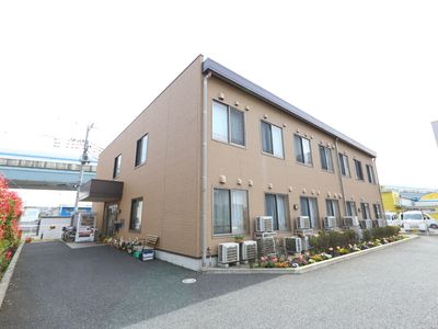 落ち着いた色合いの外観