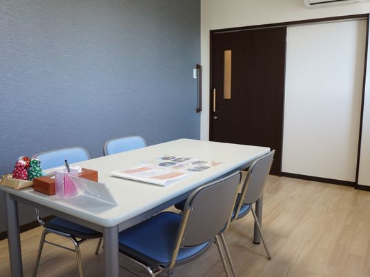 静かな会議室風景