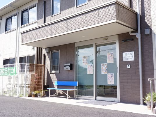 施設の外観エントランス