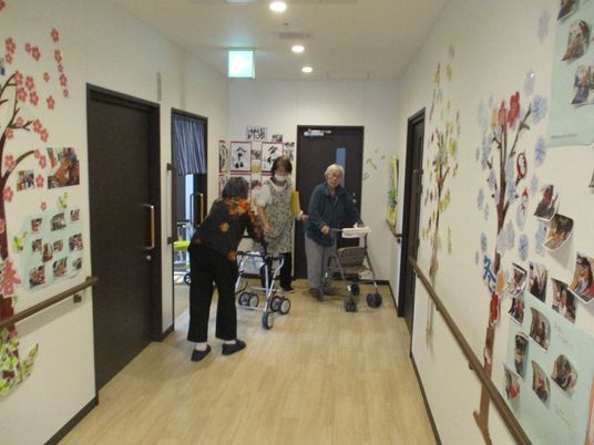 廊下の壁に飾られた手作りアート