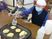 ホットプレートで料理する様子