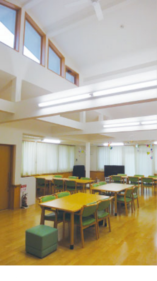 自然光が差し込む広間