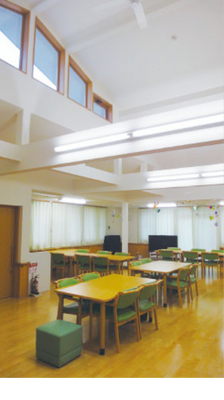 自然光が差し込む広間