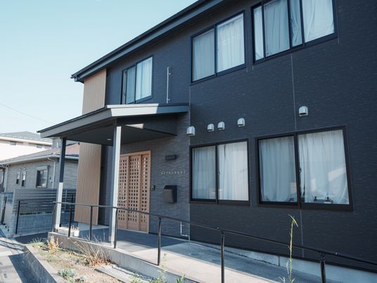 スタイリッシュな建物外観