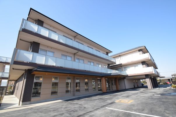 三階建ての建物外観