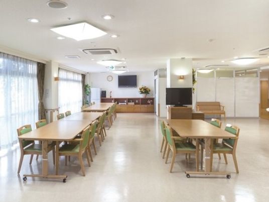 広々とした明るい食堂
