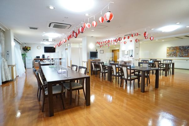 広々とした食堂の光景