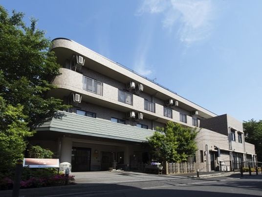 明るい外観の建物