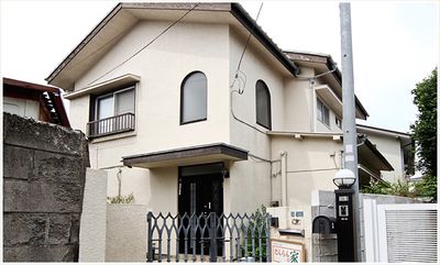 落ち着いた外観の住宅