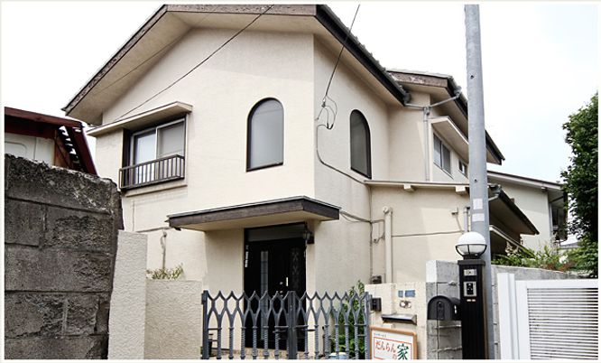 落ち着いた外観の住宅