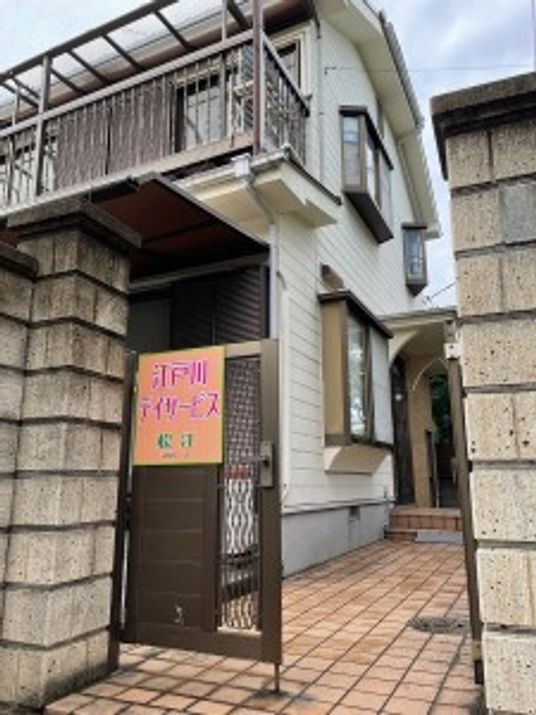 門のある建物外観