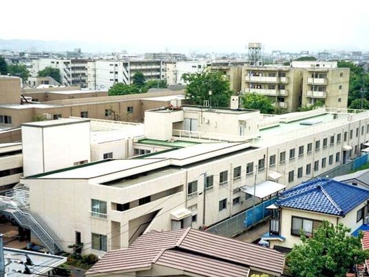 周囲の街並みと建物外観