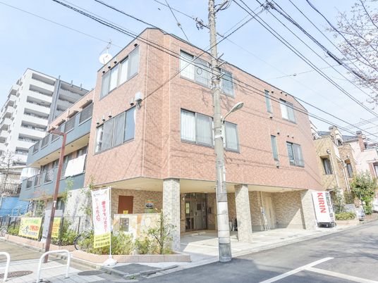 外観の明るい建物