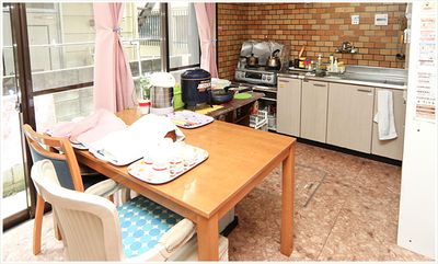 キッチンの明るい居室