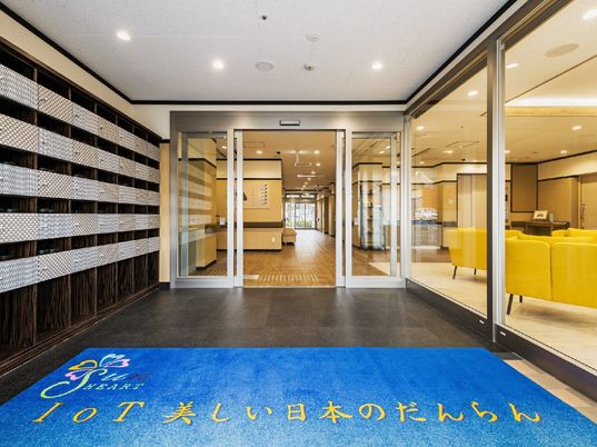 エントランスの明るい空間