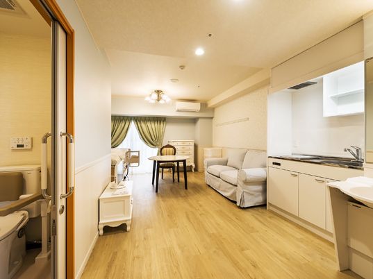 明るい個室の居室