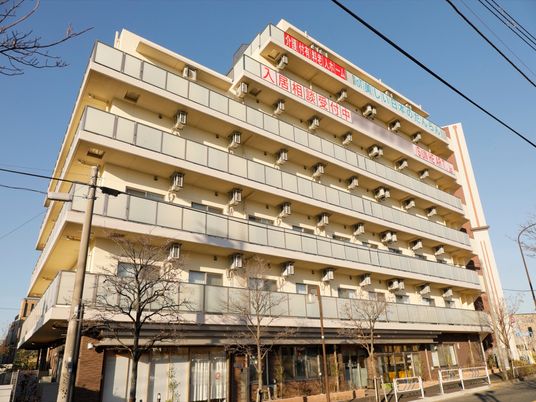 明るい建物の外観