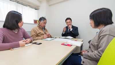 相談する利用者とスタッフ