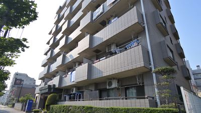 明るい外観の建物