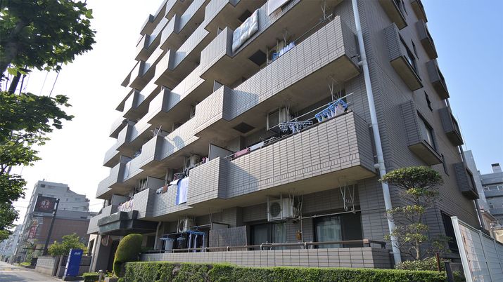 明るい外観の建物