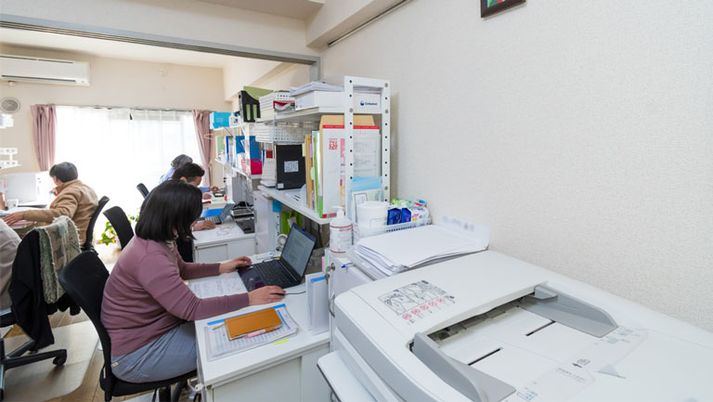 スタッフが業務にあたる様子