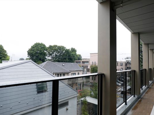 静かな街並みのバルコニー