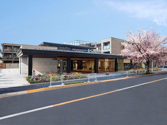 春の桜と共にエントランス