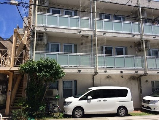 明るい日差しの外観
