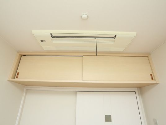 清潔な天井とエアコン