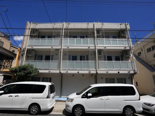 白い建物の明るい外観