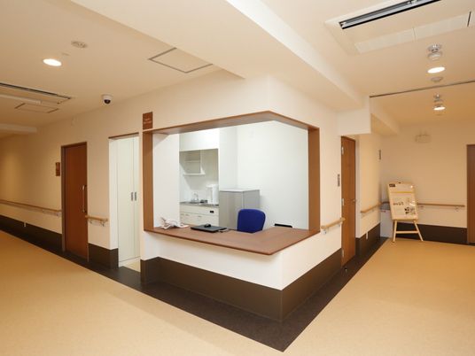 廊下のベンチと洗面台
