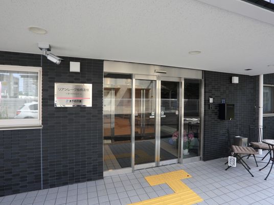 入口と椅子のあるエントランス
