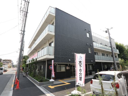 黒い外壁のモダン建物