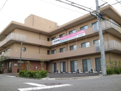 茶色の建物の外観