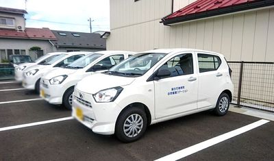駐車中の送迎車