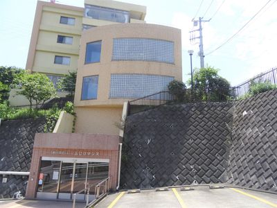 建物の外観とエントランス